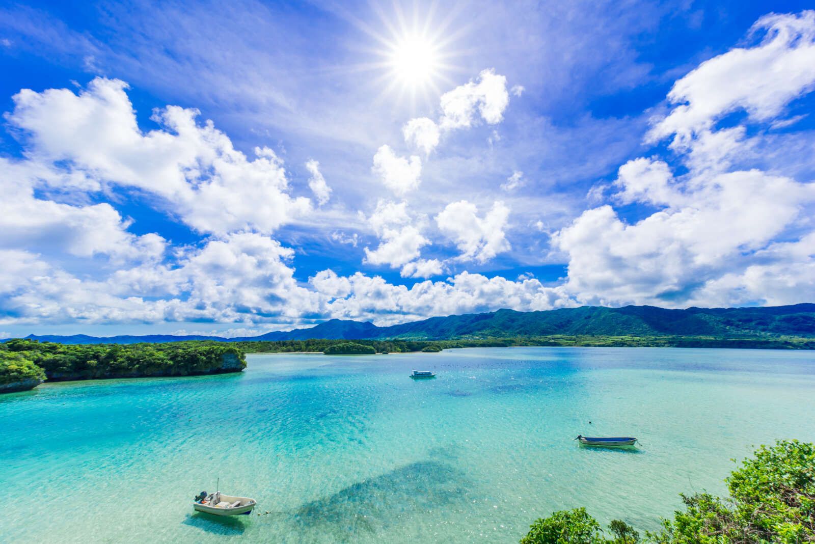 エメラルドグリーンに輝く海と白い砂浜で、有名な川平湾！川平湾周辺は国内唯一で黒真珠の養殖が行われている場所です！