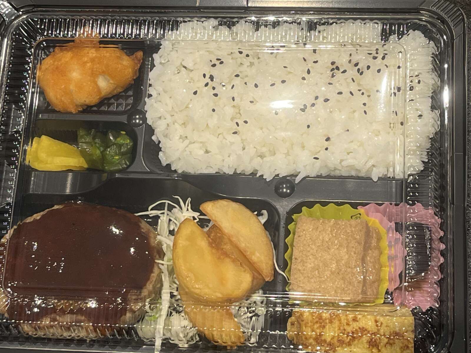 お食事支給はお弁当タイプです。