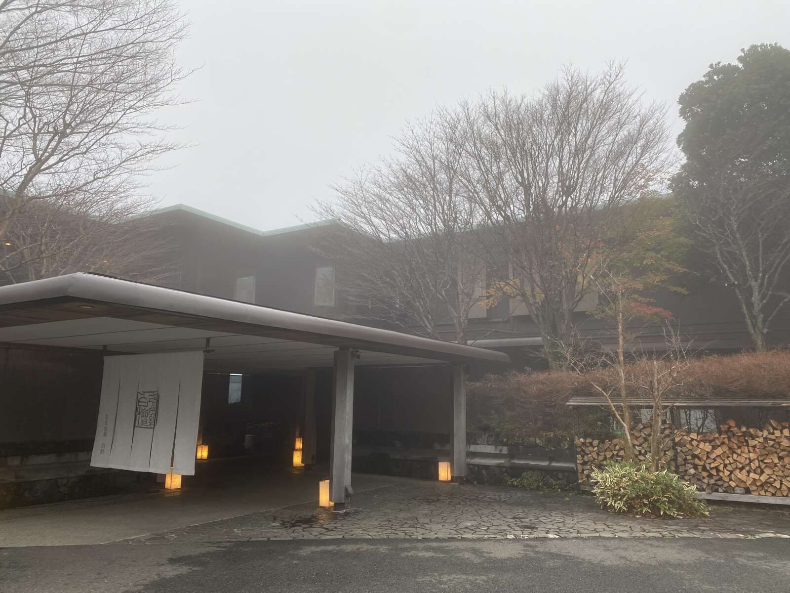 旅館の外観です。霧がすごいですが、本当に素敵な施設です！