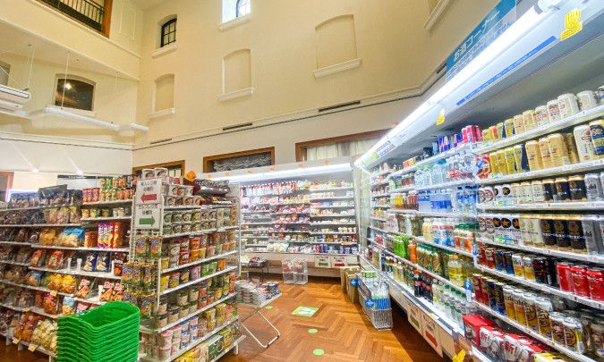 敷地内のコンビニです