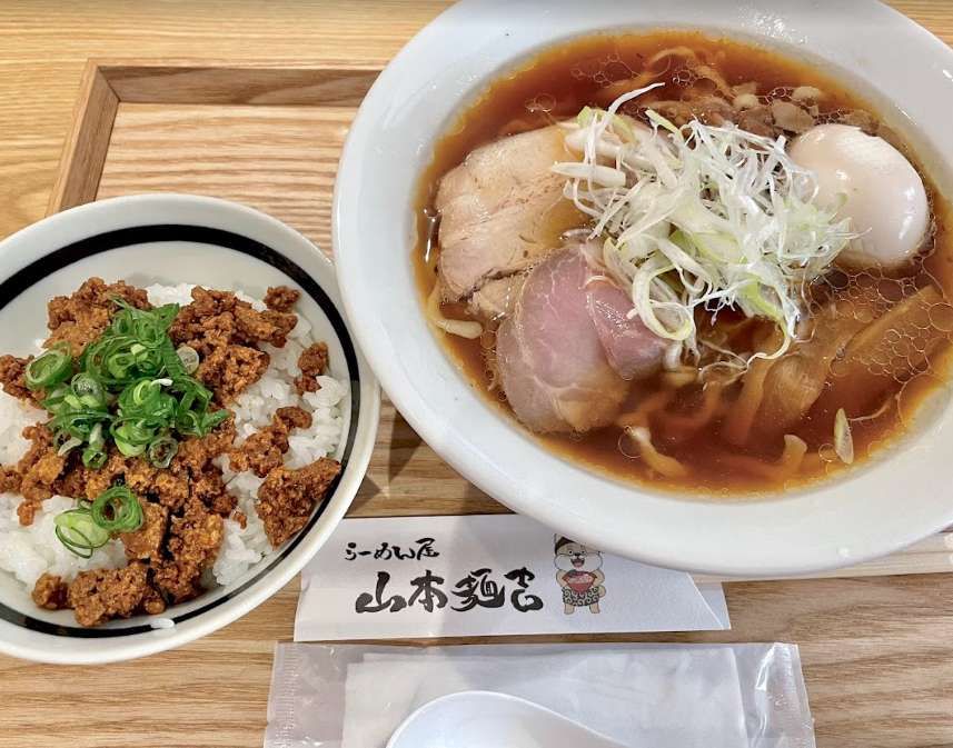 らーめん屋 山本麺吉（ホテル徒歩７分）