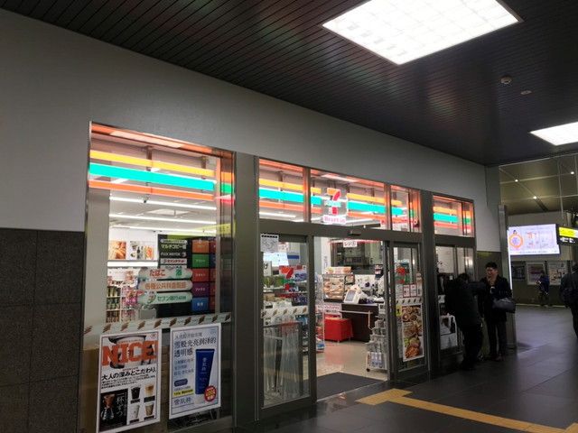 徒歩３分にセブンイレブンが１軒ございます。