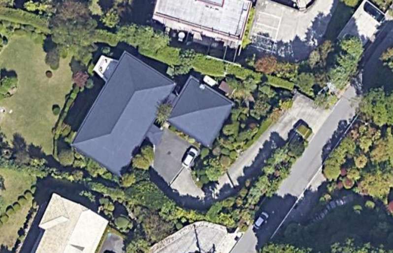 左の建物が宿泊施設です！