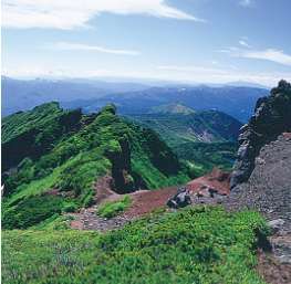 【岩手山】 標高2038mの岩手山 自然の息吹に包まれ、花や緑、雲上の絶景と出会う雫石の山めぐり。付近に湧き出る温泉地が山の疲れも癒してくれるはずです。