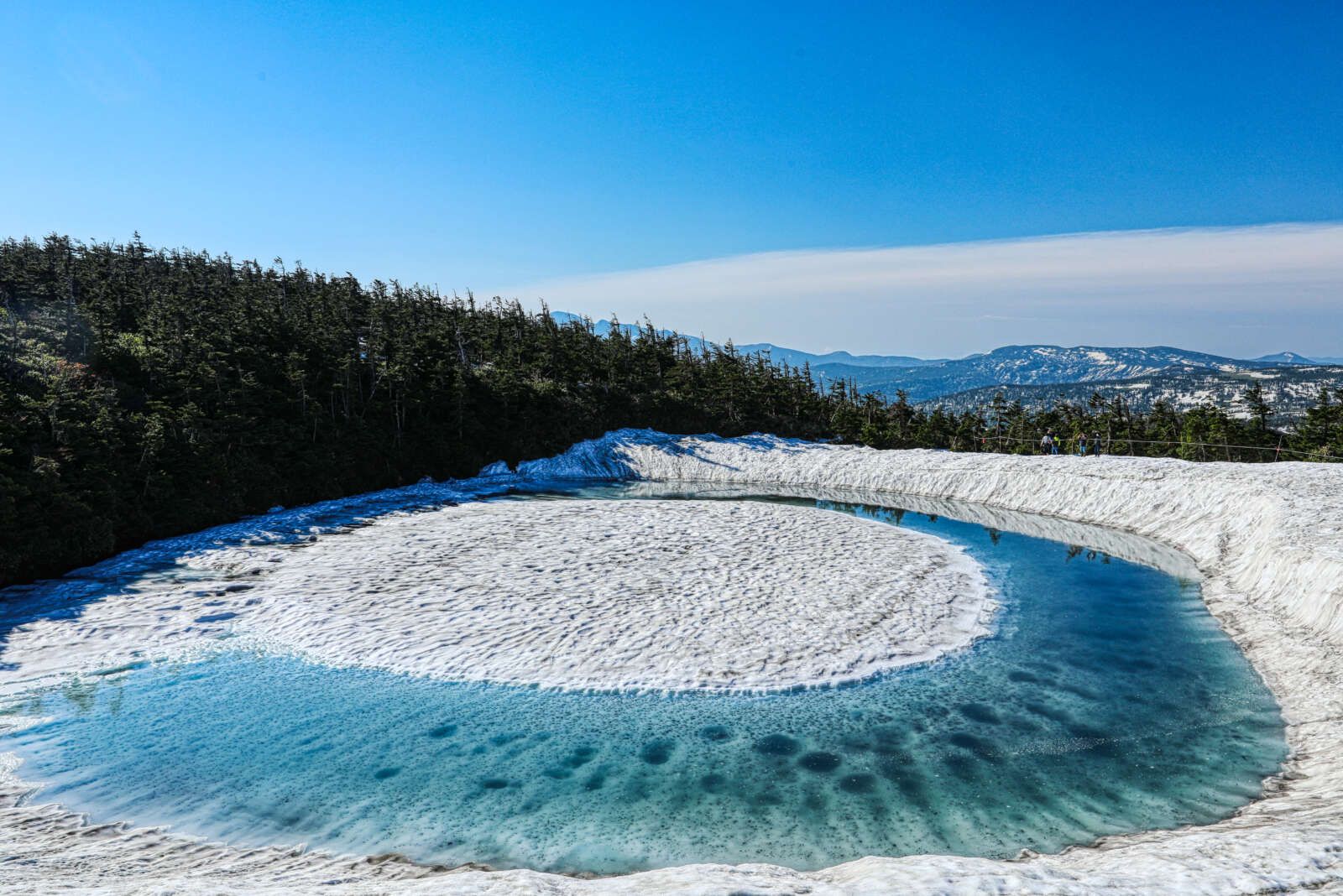 【ドラゴンアイ】八幡平山頂遊歩道にある「鏡沼」。春の雪解けの様子が龍の眼に似ているといわれ、「八幡平ドラゴンアイ」と呼ばれています。５月中旬～６月中旬に運が良ければ見ることができますよ♪
