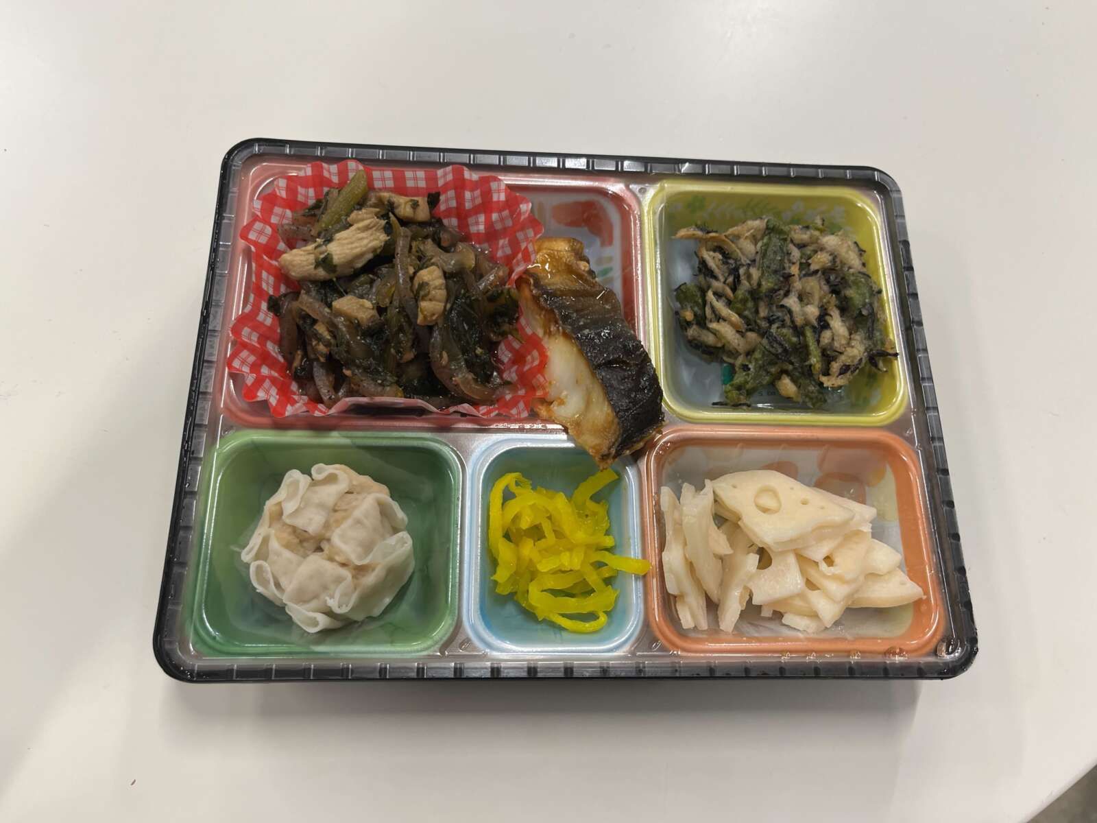 休日含め2食お弁当支給です！