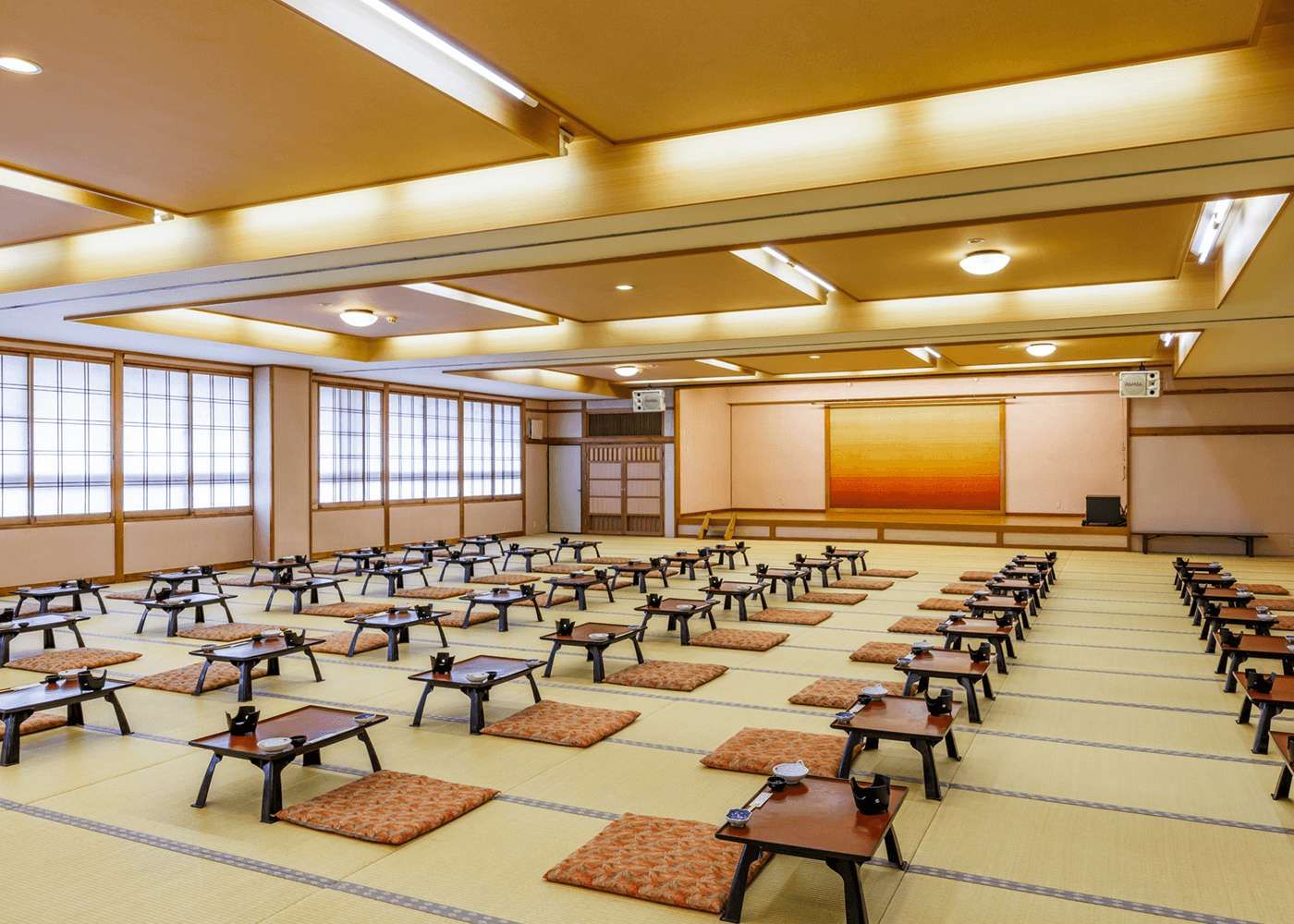 広い宴会場での勤務の可能性もあります！