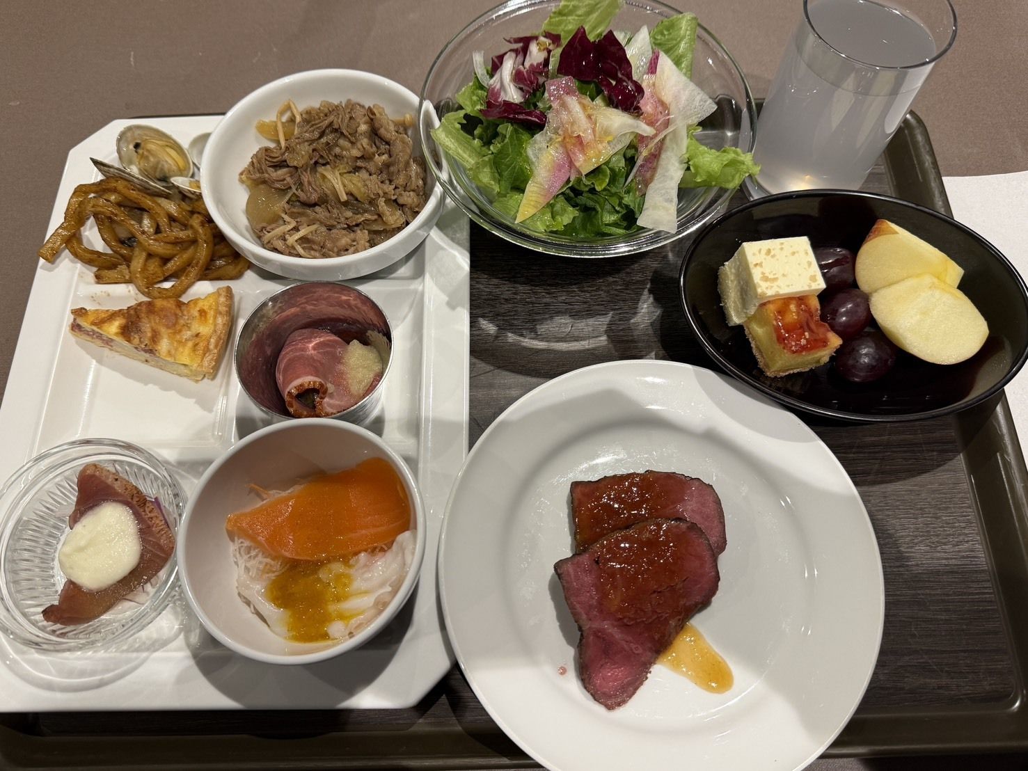 食事内容はビュッフェ！
