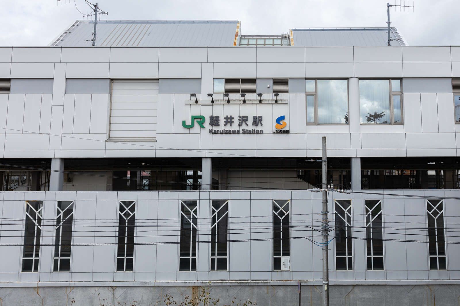 駅からすぐの場所に大型アウトレットがございます