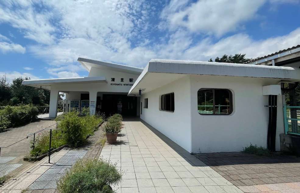 最寄り駅は清里駅です。