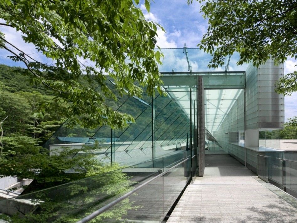 ポーラ美術館：「箱根の自然と美術の共生」をテーマに設計された美術館。建築自体が美しく、日光が差し込むガラス張りや吹き抜けの構造が魅力。