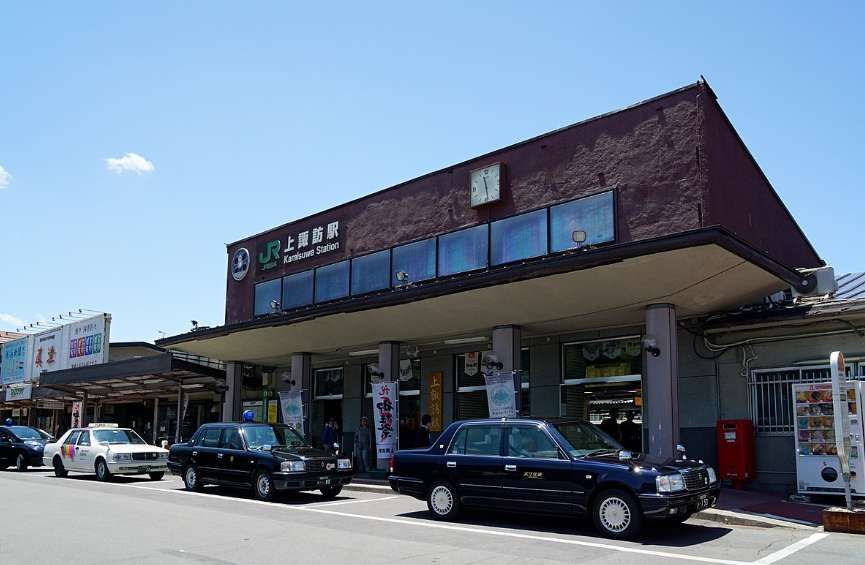 上諏訪駅　寮から駅まで徒歩約１０分です。
