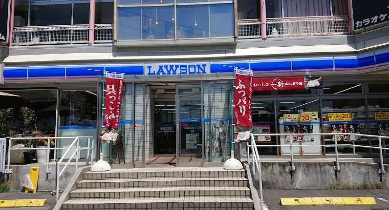 寮から１番近いコンビニです。徒歩約５分です。