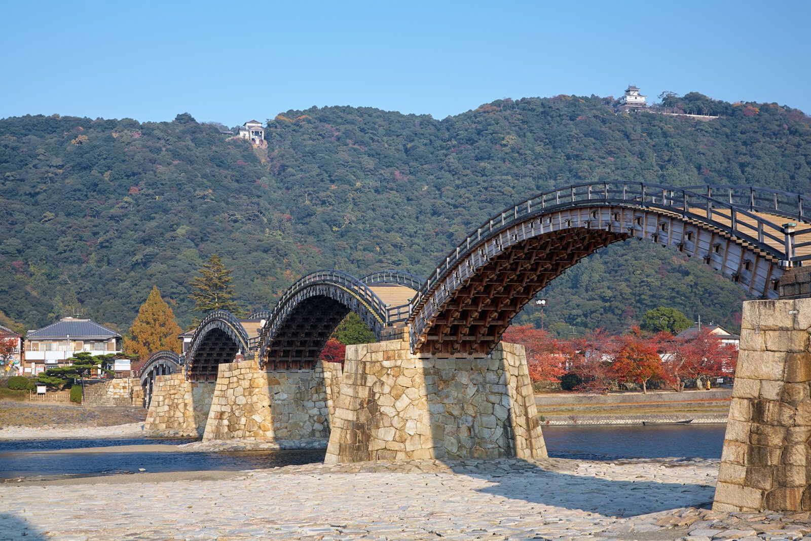 山口県岩国市にある錦帯橋（きんたいきょう）です。この橋は、日本三名橋の一つに数えられる国内屈指の木造アーチ橋です。