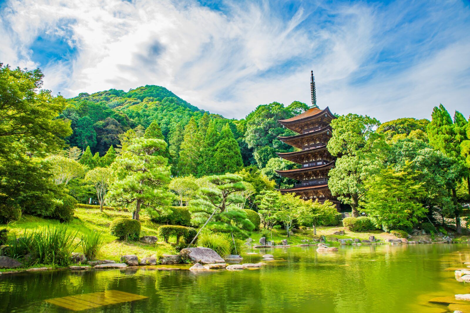 室町時代中期に建てられたもので、奈良の法隆寺、京都の醍醐寺の五重塔と並ぶ「日本三名塔」の一つに数えられています。