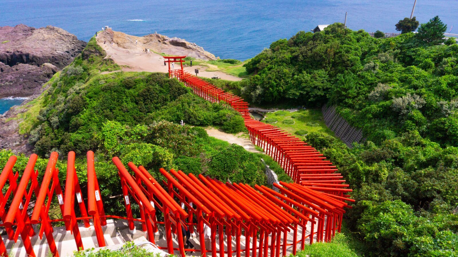 元乃隅神社です。コバルトブルーの日本海を背景に、123基の赤い鳥居が連なる絶景で知られる人気の観光スポットです。﻿