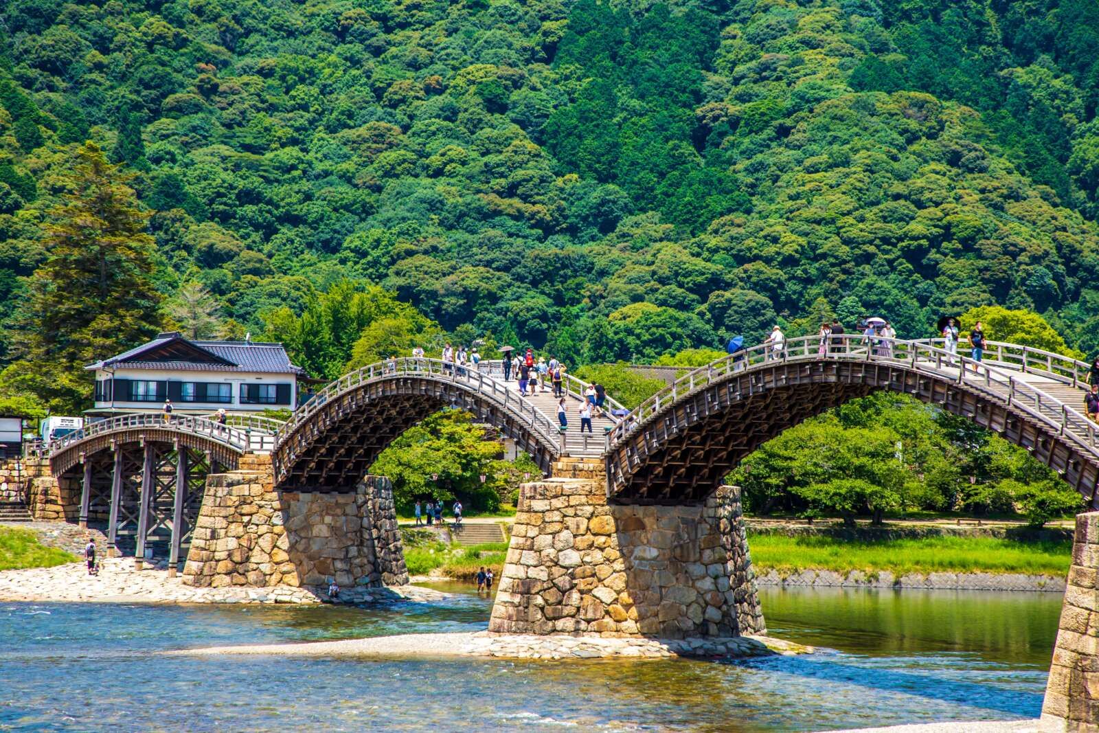 錦帯橋（きんたいきょう）です。5連の美しいアーチを描くこの橋は、日本を代表する木造橋として広く知られています。