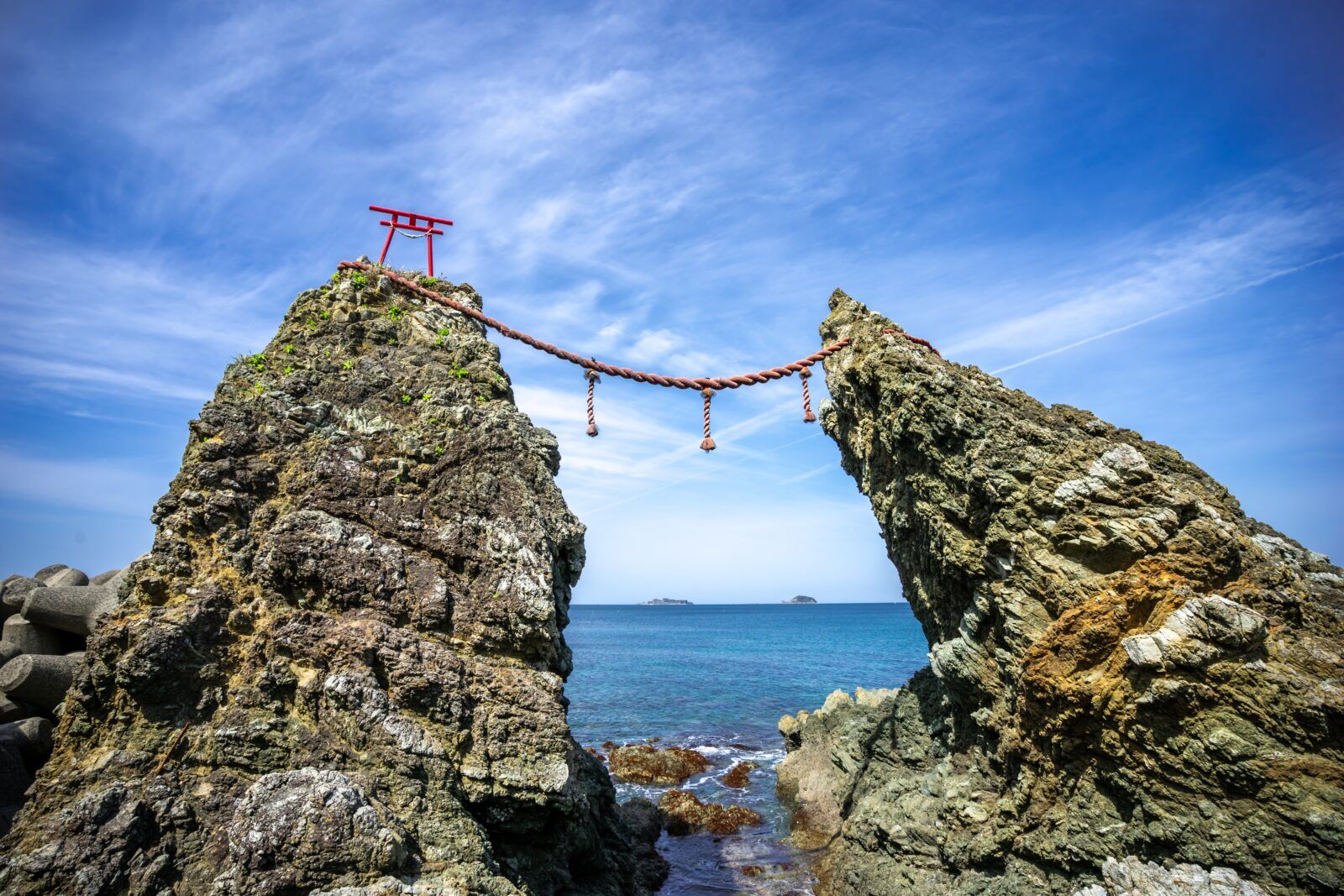九州で最も古いとされる約4億8千万年前の地質（野母変はんれい岩複合岩体）で構成されています。﻿