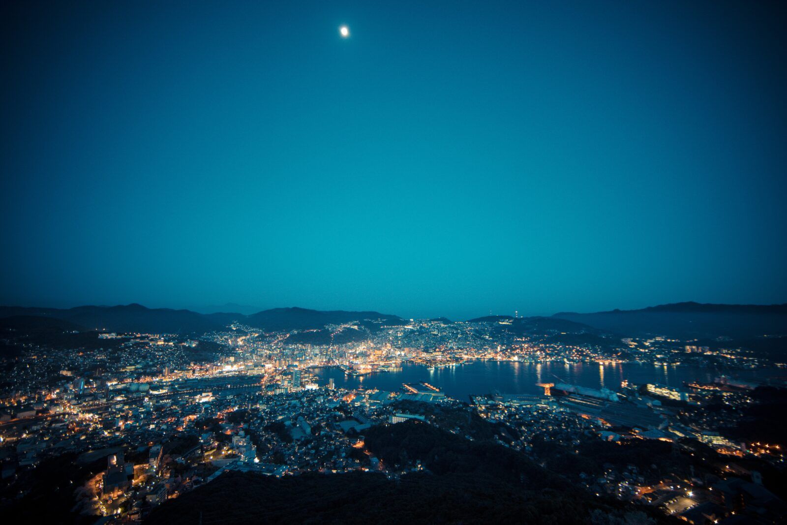 長崎市の稲佐山から見た夜景です。この夜景は「世界新三大夜景」の一つに選ばれており、以下の特徴があります。﻿