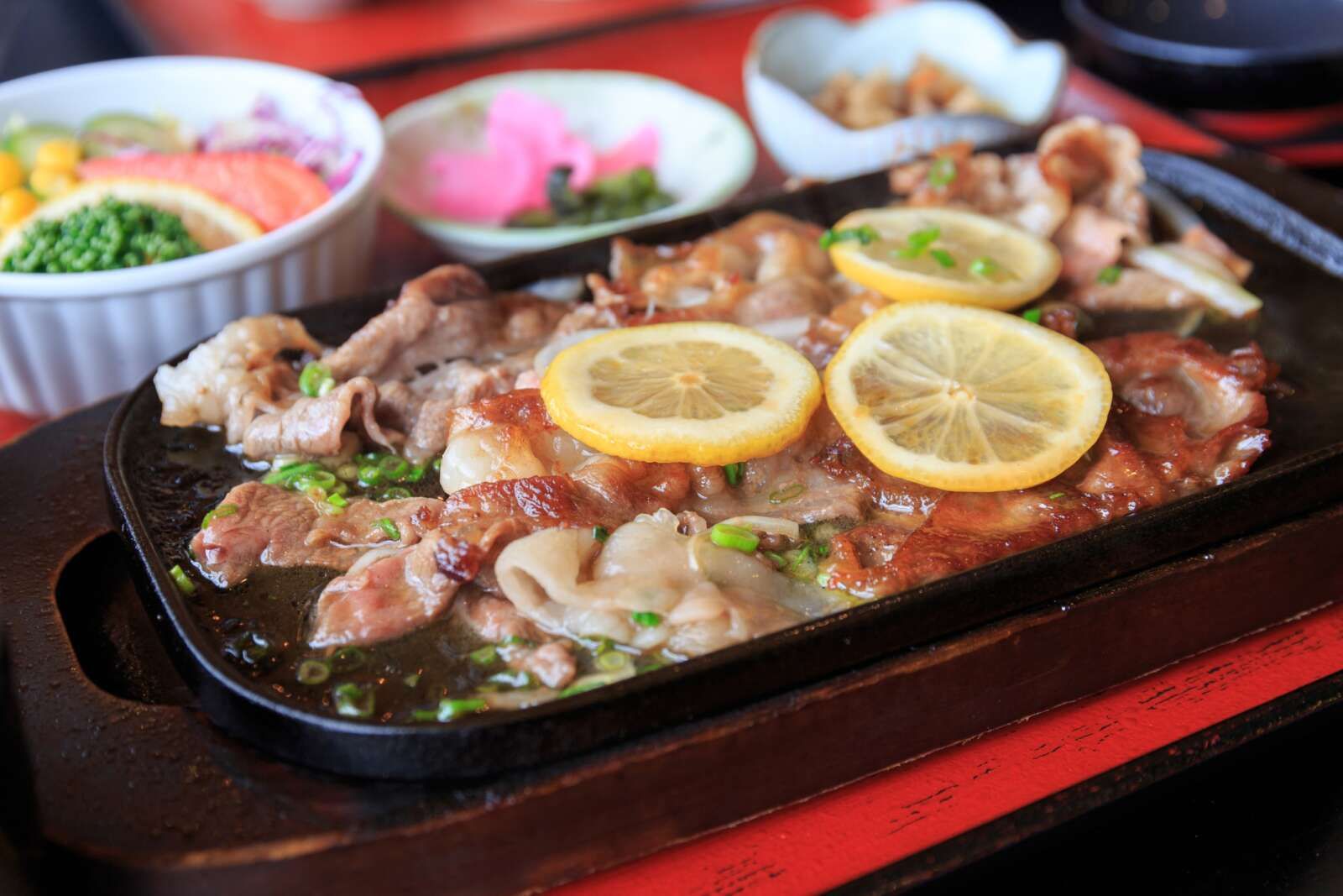 レモンステーキです。これは長崎県佐世保市発祥のご当地グルメです。﻿