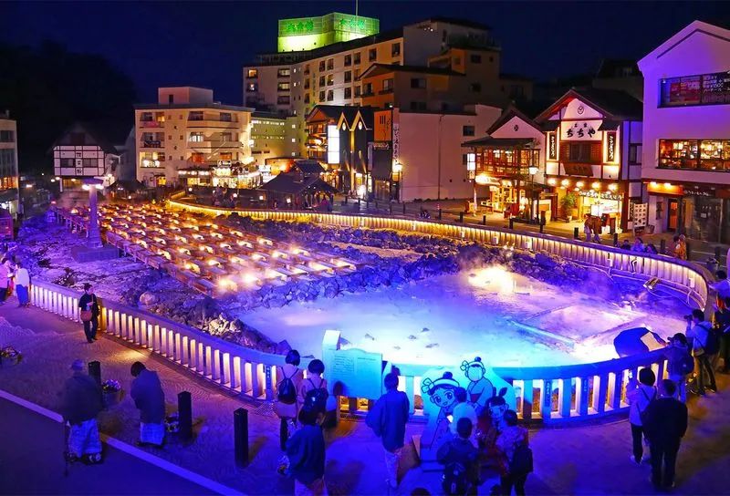 夜の湯畑にて散策も可！