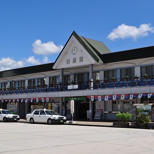 少しと遠いですが、白馬の駅まで行くとお土産店などがございます。