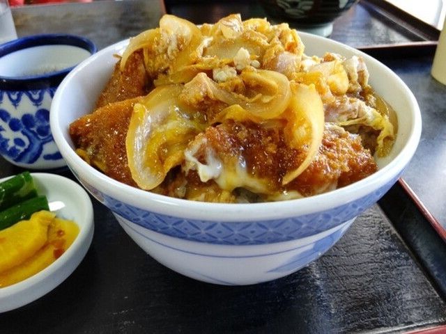 駅前には昔ながらの飲食店も多くございます。