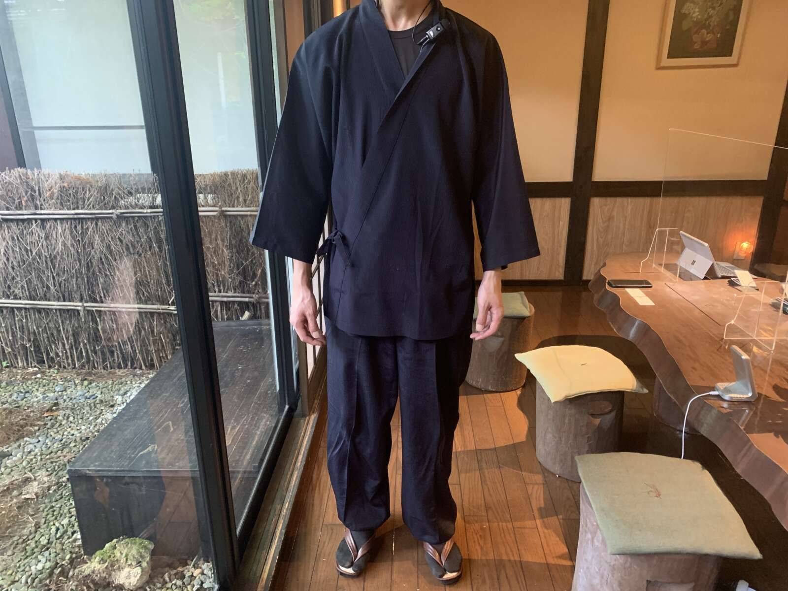 男性の制服です。※女性は色違いの作務衣になります。