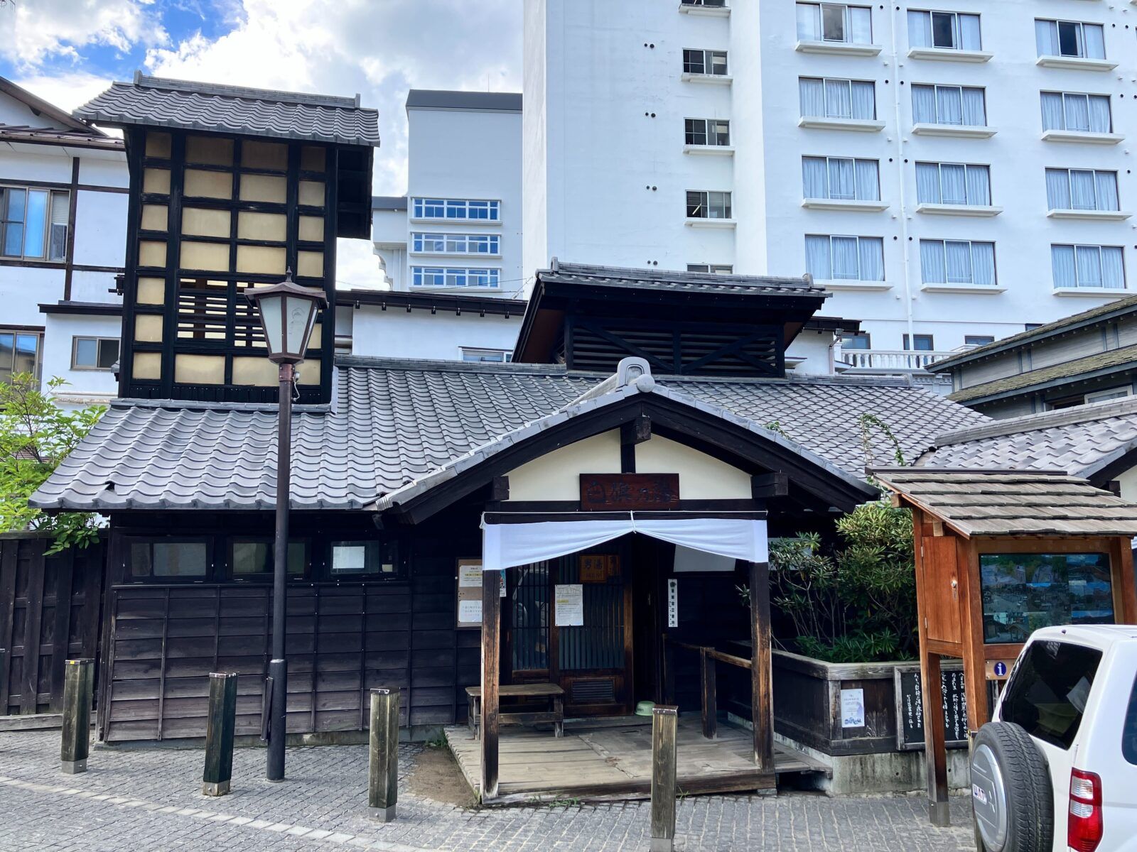周辺には無料で入れる共同温泉がございます！