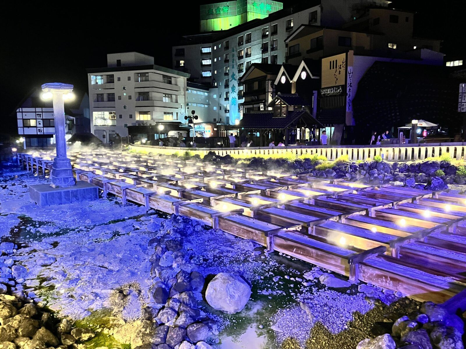 夜の湯畑は幻想的です。