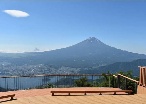 【FUJIYAMAツインテラス】 富士山、河口湖、山中湖。雄大な景色を一望できる FUJIYAMAツインテラス【Lily Bell Hütte】 は、自然の美しさと癒しを一度に楽しめる人気スポットです