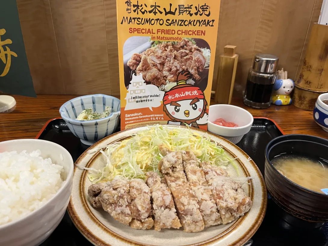 「山賊焼き」は、ジューシーな鶏肉を特製のタレで味付けし、カラッと揚げた一品です。ご飯との相性も抜群で、地元の食堂や居酒屋で親しまれています。