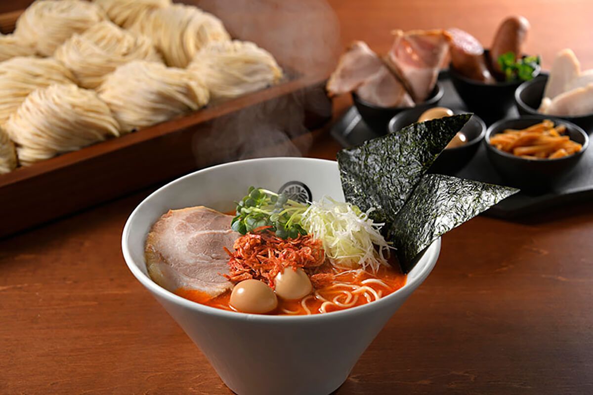 美味しさがベースのアンチエイジングらーめん。スープに合わせ、全粒粉ストレート麺とちぢれ麺を使用しています。魚介系、豚骨系、鶏清湯、柚子、生姜系などベーススープが多彩。