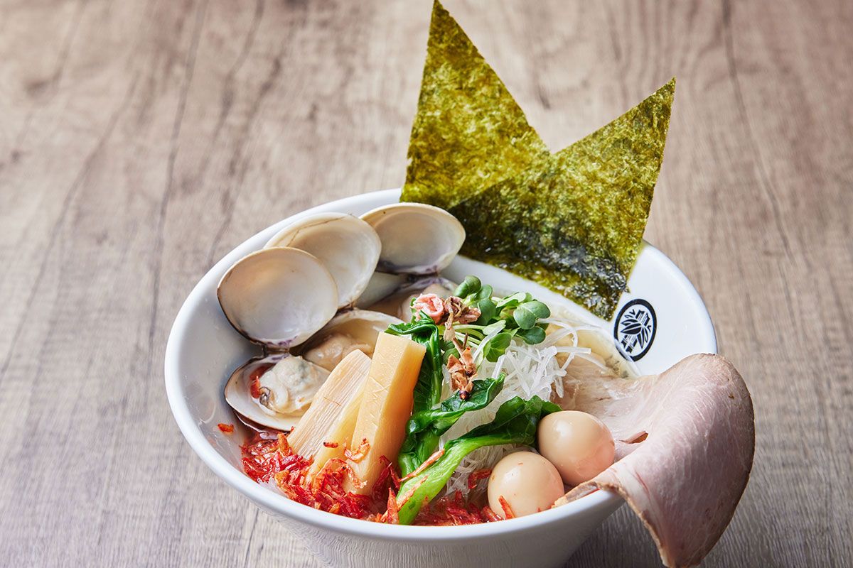 はまぐりの旨味が凝縮された黄金色のスープが、全粒粉麺と絡み、桜えびの香ばしい風味が口いっぱいに広がります。