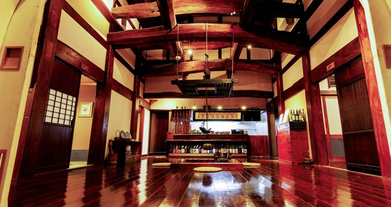 雰囲気のあるお食事処。囲炉裏を囲んだ岐阜県らしい温泉旅館です。