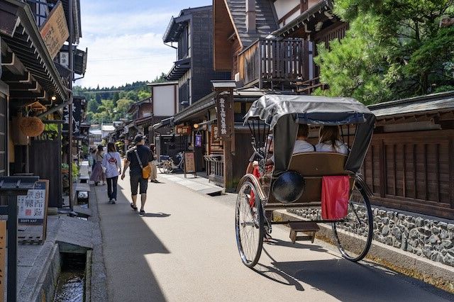 高山は大勢の観光客が訪れます。例年海外のお客さんも多いエリアです。