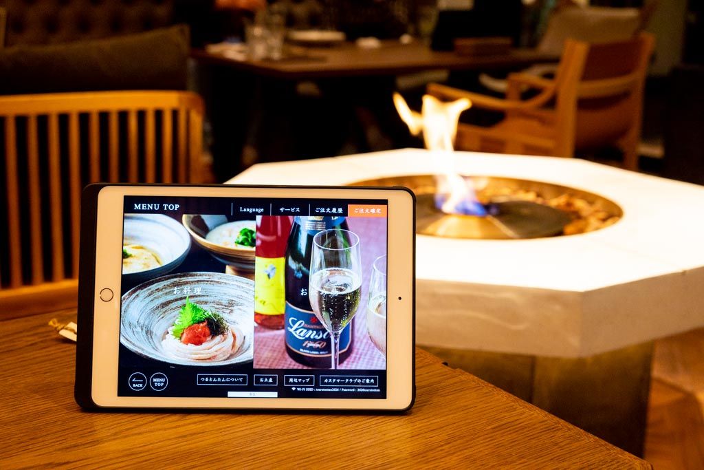 タブレットでの注文！夜は居酒屋