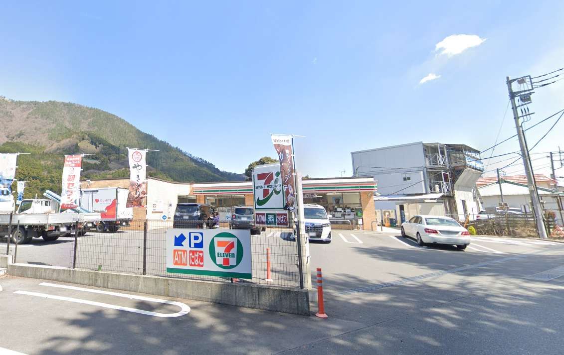 近くにはコンビニもあります