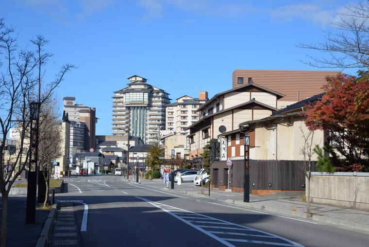 温泉街の様子（意外と栄えています！）
