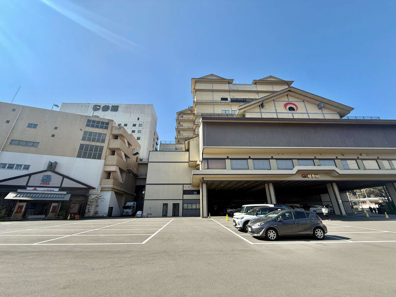 【施設外観】二棟あり、客室数は220室程ございます！