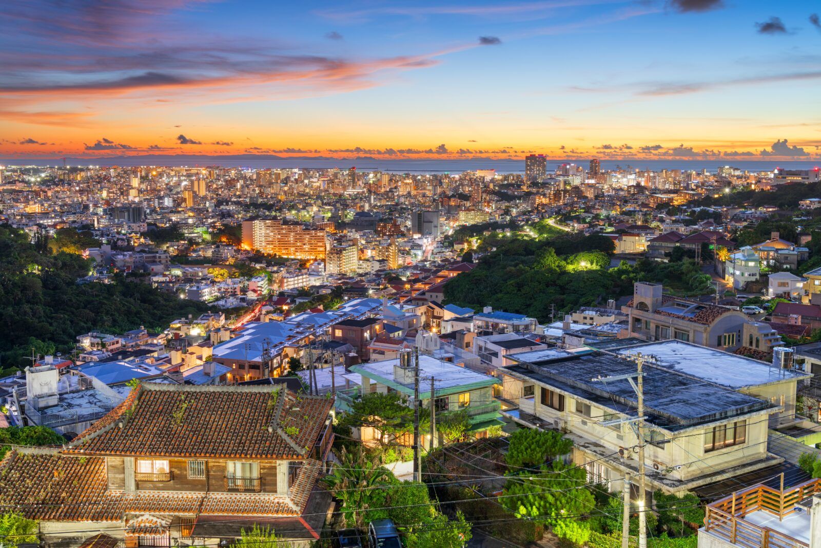 那覇市は世界的に有名で、海外からのお客様も多い！一生の思い出に残ること間違いなし！夜は国際通りで買い物しましょう。