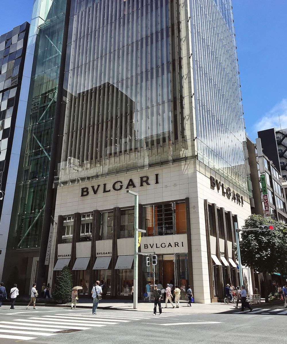 横に本社があります