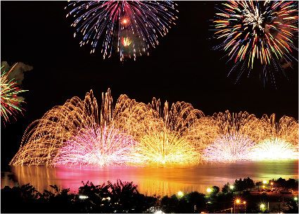 夏の期間は花火が上がります！