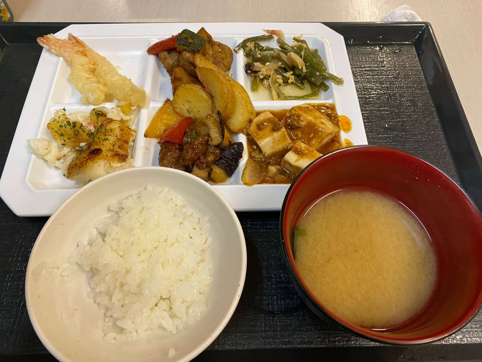 毎日バイキングの残りが食べられます！！