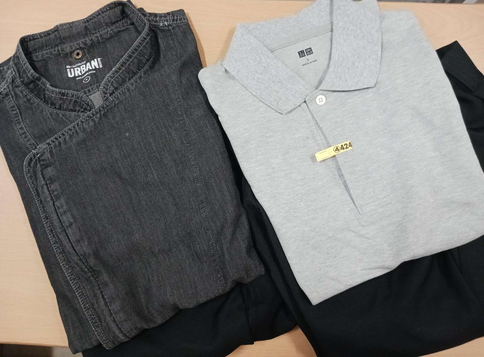 左：キッチン　右：レストランサービス（BBQ担当スタッフ）