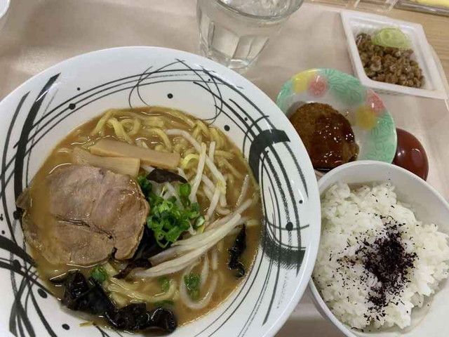 スタッフさんに大好評のあたたかいご飯が毎日2食無料です！