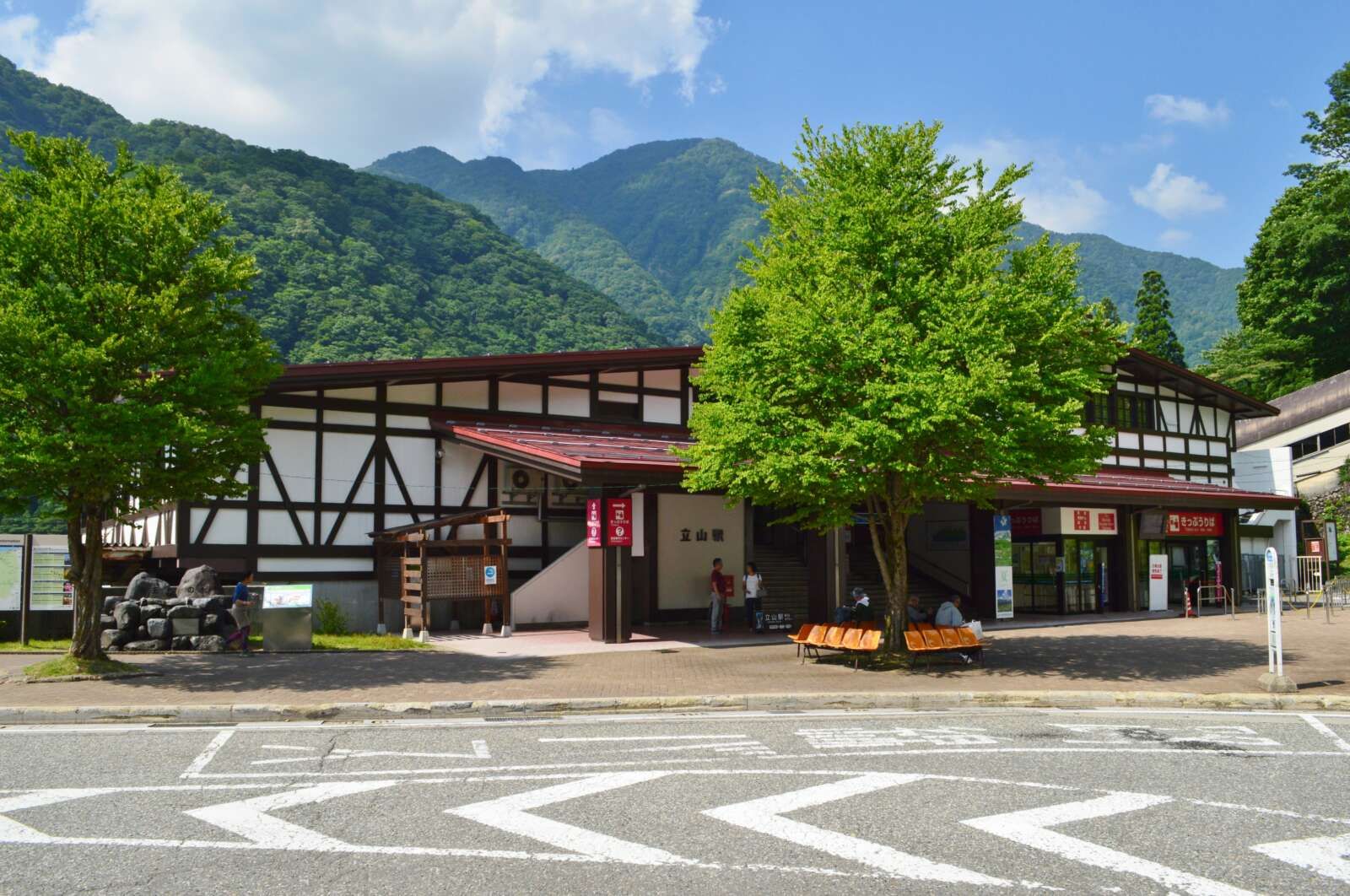 立山駅から徒歩2分！