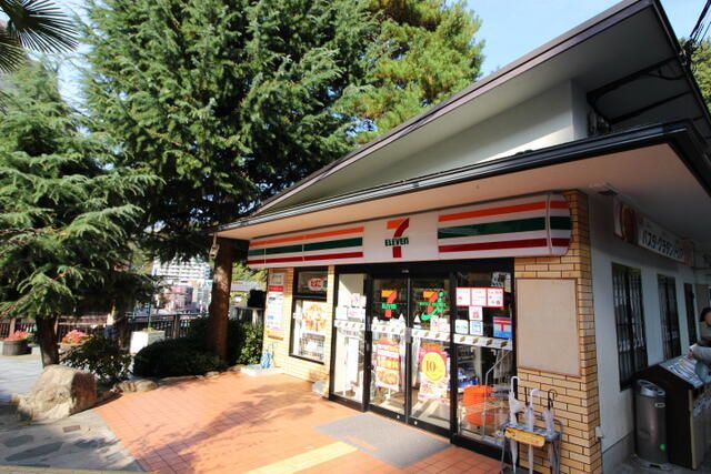 有馬温泉駅近くにはコンビニもございます
