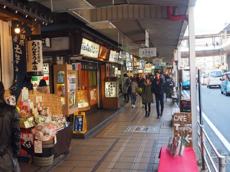 駅から歩くと目の前は商店街です