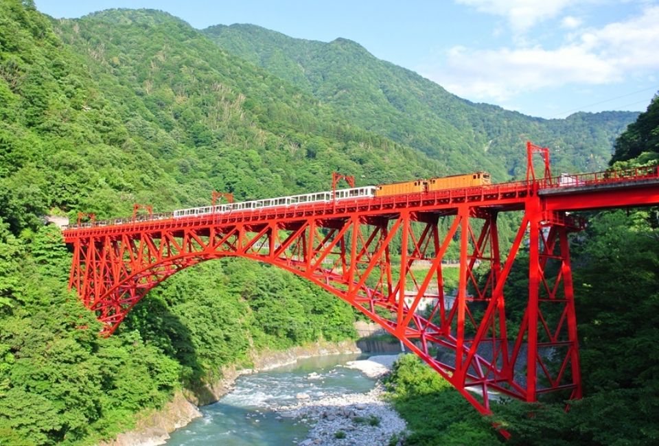 黒部峡谷とトロッコ電車も！